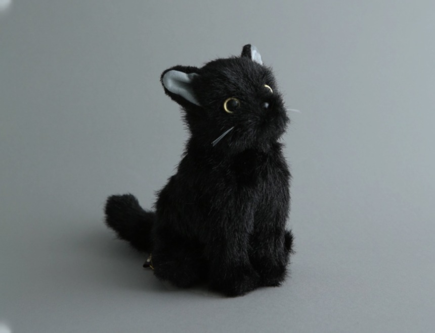 앉아있는 검은 고양이 인형